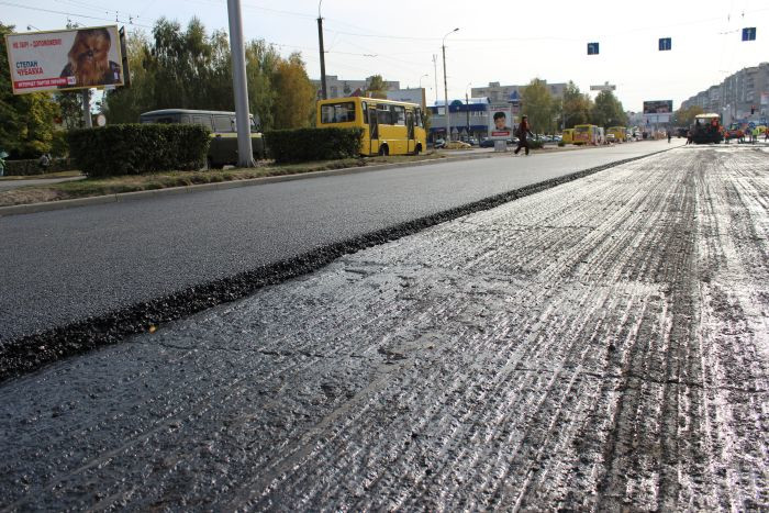 Сьогодні на проспекті Соборності та вулиці Запорізькій асфальтують дорожнє покриття