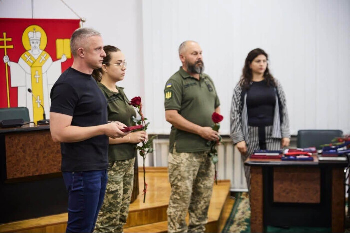 Рідним загиблих захисників вручили посмертні нагороди Героїв
