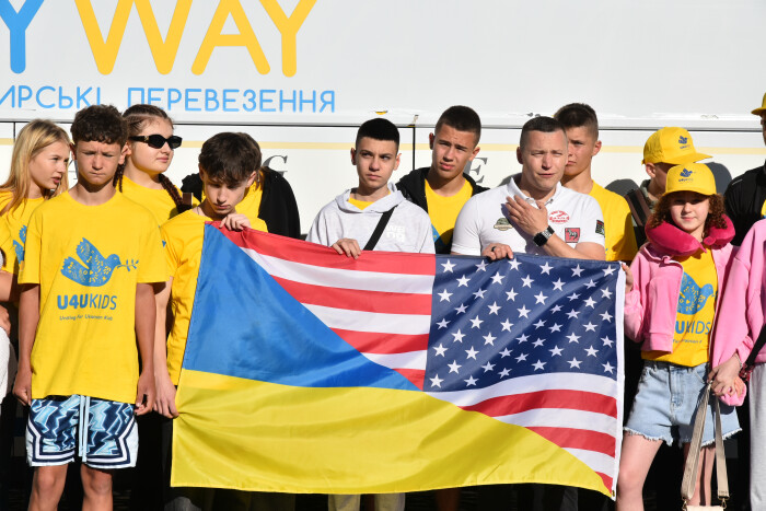 Діти загиблих Героїв та зниклих безвісти з Луцької громади вирушили сьогодні на реабілітацію та відпочинок у США