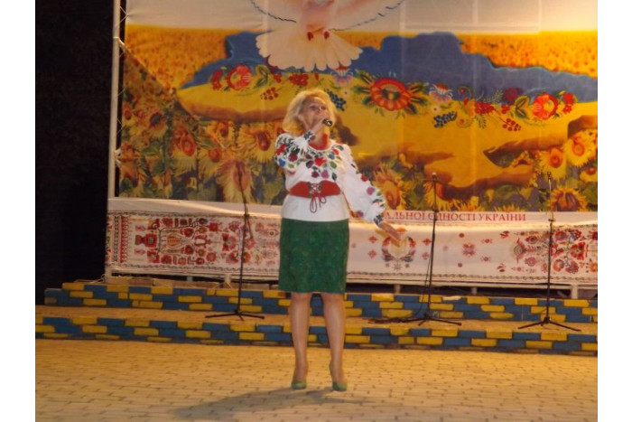 Прокладати місток єднання через українську пісню, українське слово, через душу народу від серця заходу до серця сходу України, - заслужена артистка України Алла Опейда