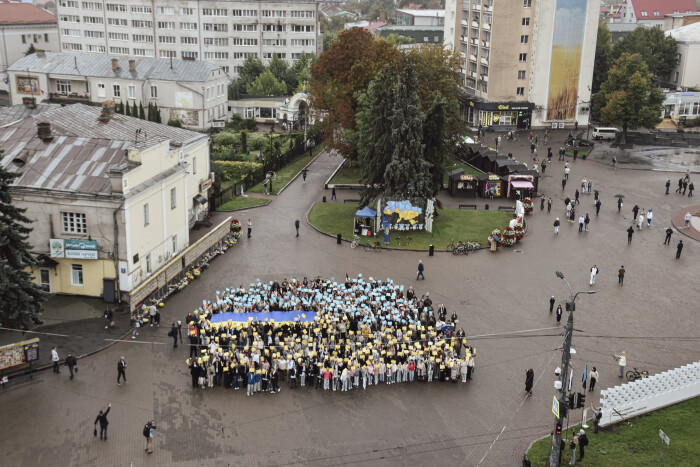 &laquo;Українська вишиванка&raquo; зібрала лучан на Театральному майдані